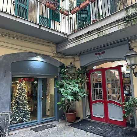 Derah Ari- Via Carlo Poerio,98 Naples